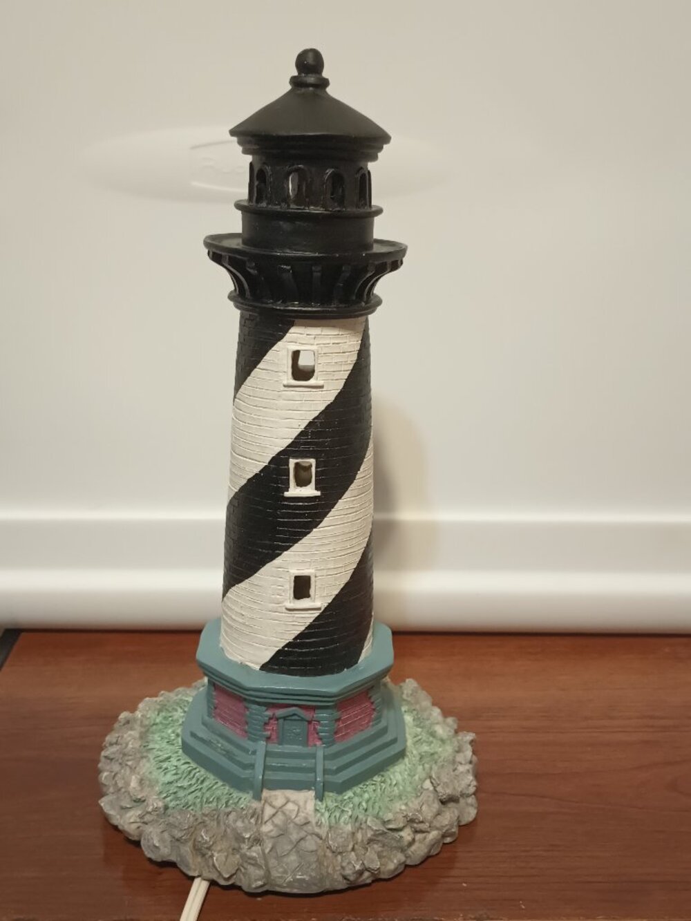 VGUC ~ Hosley 10" Tall Tabletop Replica of Cape Hatteras Lighthouse Tower Light